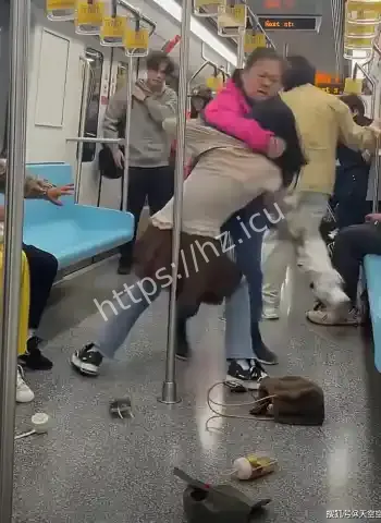 地铁抢座大打出手